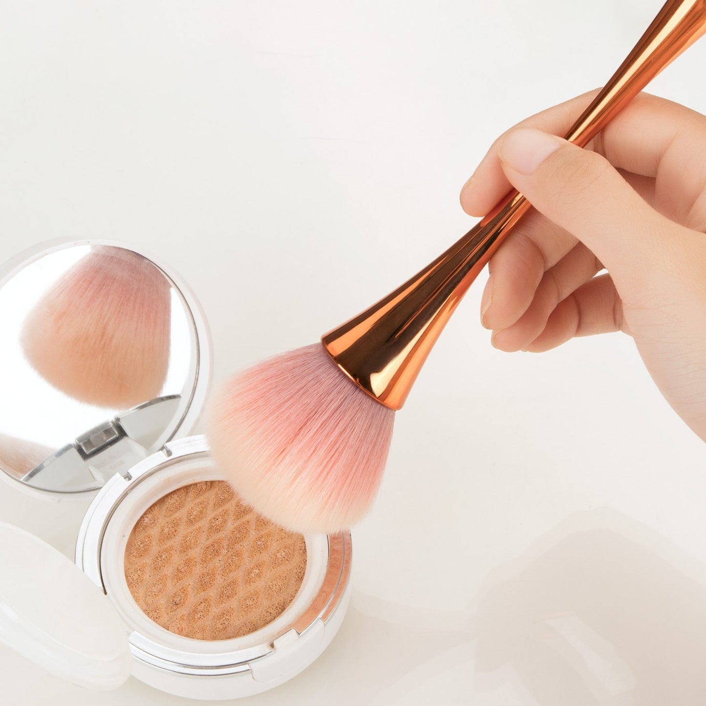 Elegant Sculpted Makeup Brush